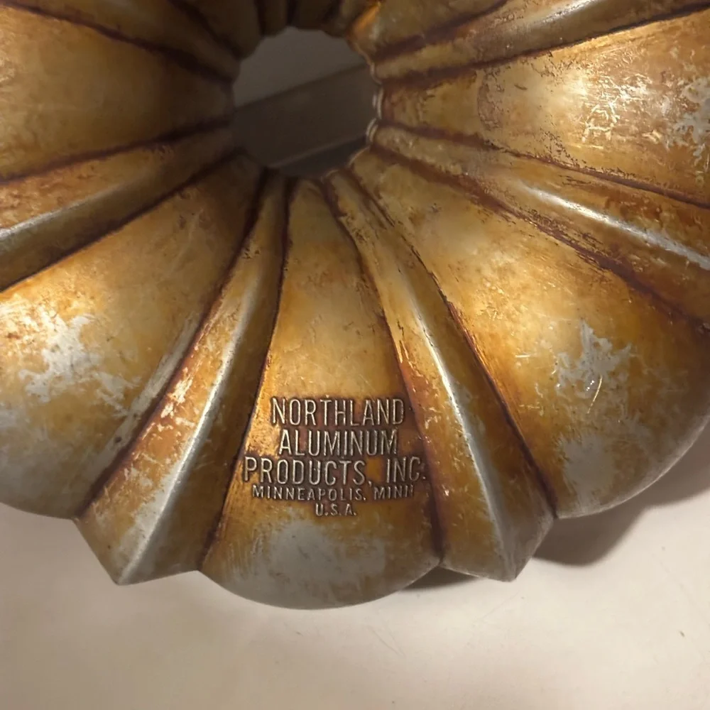 vintage Northland Aluminum Products cast aluminum Bundt pan